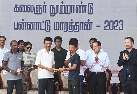 ‘கலைஞர் நூற்றாண்டு பன்னாட்டு மாரத்தான் ’ ஓட்டத்தில் வெற்றி                   பெற்றவர்களுக்கு முதல்வர் மு.க.ஸ்டாலின் பரிசு வழங்கினார். இந்நிகழ்வில் அமைச்சர்கள் மா .சுப்பிரமணியன், உதயநிதி ஸ்டாலின், ‘இந்து’ என்.ராம் உள்ளிட்டோர் உடனிருந்தனர் .