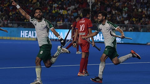 கோல் அடித்த மகிழ்ச்சியில் பாகிஸ்தான் வீரர்கள்.