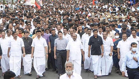 அமைதிப் பேரணி மேற்கொண்ட திமுக-வினர்