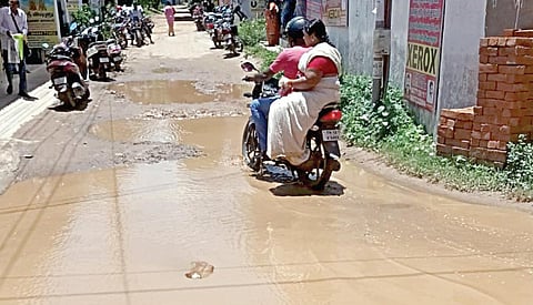 ஆவடி, மார்டன் சிட்டி சார் பதிவாளர் அலுவலகம் அருகே உள்ள தெருவில்  தேங்கி நிற்கும் மழைநீர்.