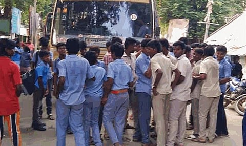 ஜவ்வாதுமலை அடிவாரத்தில் பேருந்தை சிறைபிடித்து மாணவர்கள் மறியல்
