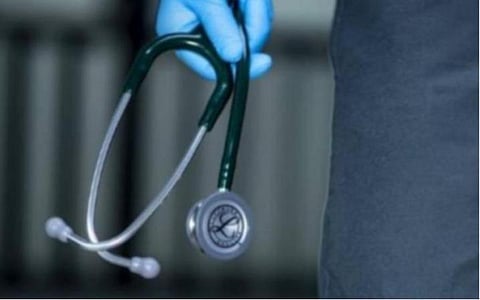 கரோனாவால் உயிரிழந்த அரசு மருத்துவரின் மனைவிக்கு வேலை வழங்க கோரிக்கை