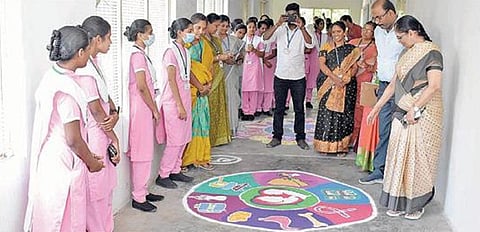 உலக தாய்ப்பால் வாரத்தை முன்னிட்டு கோவை அரசு மருத்துவமனை யில் நடைபெற்ற ரங்கோலி போட்டியில் நர்சிங் மாணவிகள் வரைந்த விழிப்புணர்வு ரங்கோலியை பார்வையிட்ட மருத்துவமனை டீன் நிர்மலா உள்ளிட்டோர்.