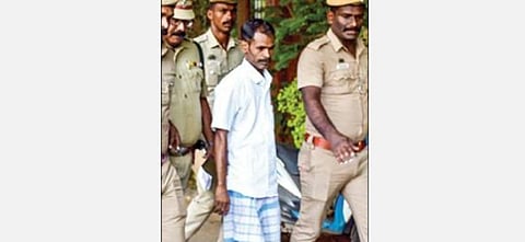 சப்பாணியை சிறைக்கு அழைத்து செல்லும் போலீஸார். படம்: ர.செல்வமுத்துகுமார்