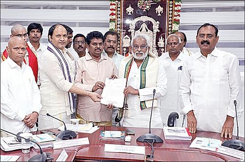 சென்னை தியாகராய நகர் ஏழுமலையான் கோயில் விரிவாக்க பணிகளுக்காக ரூ.5.11 கோடிக்கான காசோலையை திருப்பதி தேவஸ்தான அறங்காவலர் குழு தலைவர் ஒய்.வி. சுப்பாரெட்டியிடம், சேகர் ரெட்டி நேற்று வழங்கினார்.