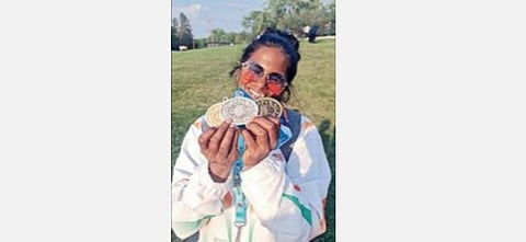 சர்வதேச காவல் தடகள போட்டி யில் 3 பதக்கங்கள் வென்ற தலைமை காவலர் லீலாஸ்ரீ.