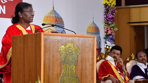 பாரதியார் கவிதை, திருக்குறளை மேற்கோள்காட்டி தமிழில் பேசிய குடியரசு தலைவர், ஆளுநர் - சென்னை பல்கலை. மாணவர்கள் உற்சாகம்