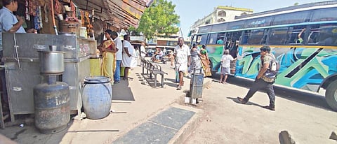 வெயில், மழைக்கு ஒதுங்கிட நிழற்கூடம் இல்லாத பேருந்து நிலையம்: ஆத்தூர் வரும் பயணிகள் தவிப்பு