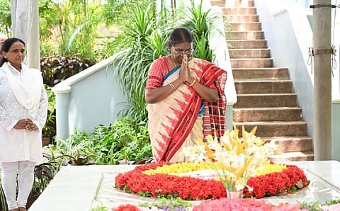 புதுவை அரவிந்தர் ஆசிரமத்தில் குடியரசுத் தலைவர் திரவுபதி முர்மு வழிபாடு