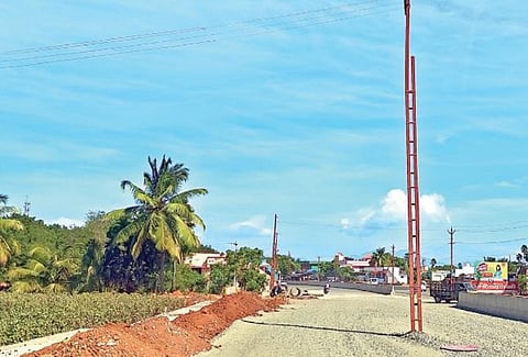மின் கம்பத்தை அகற்றாமல் சாலை அமைக்கும் பணி: அக்கறை செலுத்துமா நெடுஞ்சாலைத் துறை?