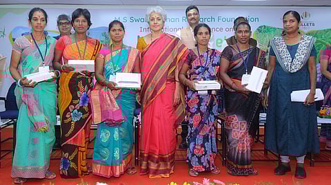 பெண் மீனவர்களுக்கு டேப் இயந்திரம் வழங்கும் நிகழ்வில் டாக்டர் சவுமியா சுவாமிநாதன்