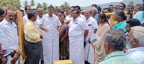 எச். புதுப்பட்டி அருகில் 4 வழிச் சாலையில் டோல்கேட் அமைக்கக் கூடாது என வலியுறுத்தி கேபி அன்பழகன் எம்எல்ஏ தலைமையில் அதிமுகவினர் முற்றுகையிட்டனர்.  படம்- எஸ். செந்தில்