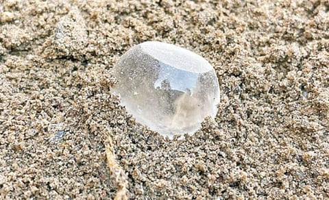 கீழடி 9-ம் கட்ட அகழாய்வில் 8 கிராம் எடையுள்ள படிக எடைக்கல் கண்டெடுப்பு