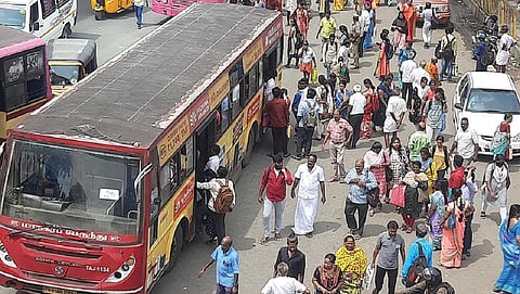 தாம்பரத்தில் சாலையிலேயே நிறுத்தப்படும் பேருந்துகளால் கடும் நெரிசல் ஏற்படுகிறது. படம்: எம். முத்துகணேஷ்