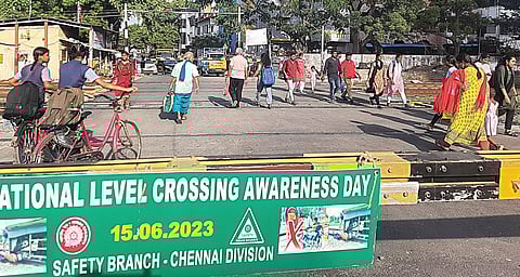 குரோம்பேட்டை ராதா நகர் பகுதியில் ஆபத்தை உணராமல் ரயில் தண்டவாளத்தை கடக்கும் பொதுமக்கள். படம்:எம்.முத்துகணேஷ்.