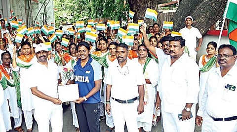 சுதந்திர தினத்தை முன்னிட்டு, சென்னை வடக்கு அஞ்சல் கோட்டத்தின் சார்பில், பொதுமக்களுக்கு இல்லம் தோறும் மூவர்ணக் கொடி விழிப்புணர்வை ஏற்படுத்தும் வகையில், அஞ்சல்துறை அனைத்து மகளிர் பேரணி நடைபெற்றது. இதில், பங்கேற்ற தேசிய பெண்கள் கூடைப் பந்து அணியின் முன்னாள் கேப்டன் அனிதா பால்துரை, சென்னை வடக்கு அஞ்சலக கோட்டம் முதுநிலைக் கோட்ட கண்காணிப்பாளர் கி.லட்சுமணன் பிள்ளை உள்ளிட்டோர்.