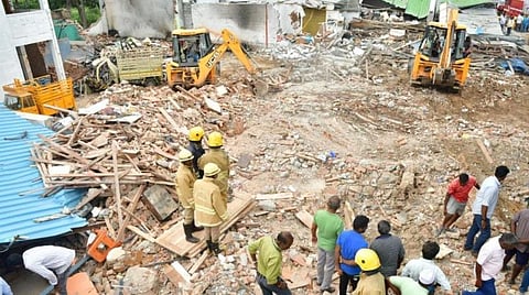 ஓசூர் அருகே பட்டாசு ஆலை ஆய்வின்போது வெடி விபத்து - டிஆர்ஓ, வட்டாட்சியர் உட்பட 3 பேர் காயம்