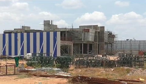 கரூர் ராம் நகரில் அமைச்சர் செந்தில் பாலாஜியின் தம்பி அசோக்குமார் புதிதாக கட்டி வரும் பங்களாவில் அமலாக்கத் துறை அதிகாரிகள் சோதனை நடத்தினர்