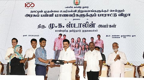 உயர்கல்வி நிறுவனங்களுக்குச் செல்லும் அரசுப் பள்ளி மாணவர்களுக்கான பாராட்டு விழா சென்னை, அண்ணா நூற்றாண்டு நூலகத்தில் முதல்வர் மு.க.ஸ்டாலின் தலைமையில் நேற்று நடைபெற்றது. இதில் மாணவ, மாணவிகளுக்கு சான்றிதழ், மடிக்கணினிகளை முதல்வர் வழங்கினார். உடன் அமைச்சர்கள் மா.சுப்பிரமணியன், பி.கே.சேகர்பாபு, அன்பில் மகேஸ் பொய்யாமொழி, சென்னை ஐஐடி இயக்குநர் வி.காமகோடி உள்ளிட்டோர்.