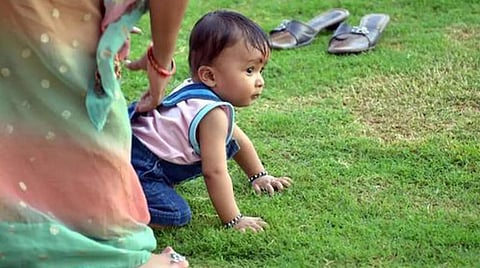 அரசு ஊழியர்கள் குழந்தைகளை பராமரிக்க 730 நாள் விடுமுறை - மக்களவையில் மத்திய அரசு தகவல்