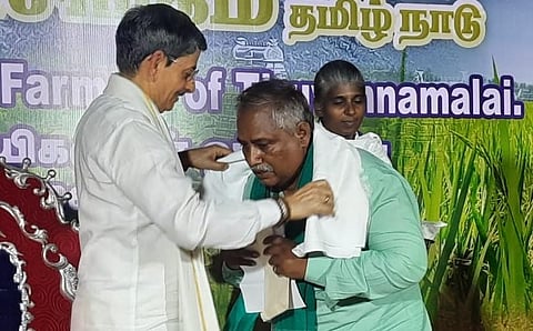 விவசாயிகளை கவுரவித்த ஆளுநர் ஆர்.என்.ரவி. படம் - இரா.தினேஷ்குமார்.