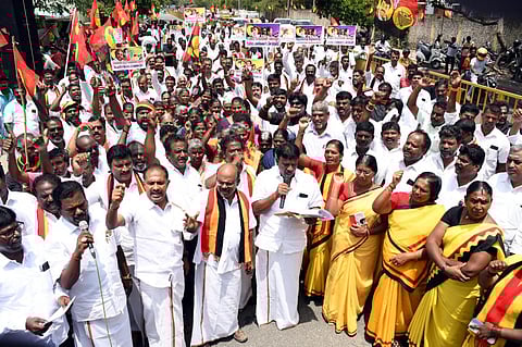 திமுக அரசைகண்டித்து கோவை தெற்கு தாசில்தார் அலுவலகம் அருகே ஆர்ப்பாட்டத்தில் ஈடுபட்ட தேமுதிகவினர் .படம் ஜெ .மனோகரன் -