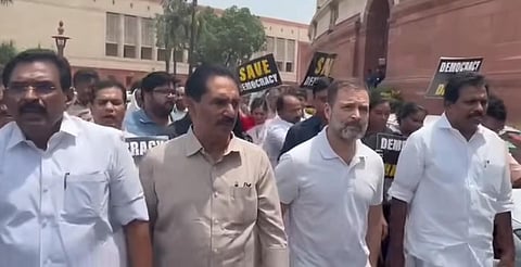 ஆதிர் ரஞ்சன் சவுத்ரி இடைநீக்கம் எதிரொலி - மக்களவை நடவடிக்கைகளை புறக்கணித்த எதிர்க்கட்சி எம்.பி.,க்கள்