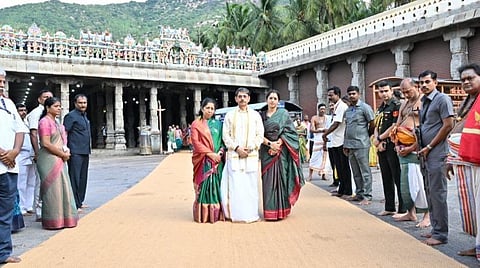 திருவண்ணாமலை அண்ணாமலையார் கோயிலில் நேற்று குடும்பத்துடன் சுவாமி தரிசனம் செய்த ஆளுநர் ஆர்.என்.ரவி.