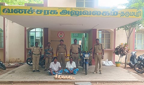 பட்டா நிலத்தில் இருந்து சந்தன மரம் வெட்டி கடத்திய இருவருக்கு வனத்துறை ரூ.3 லட்சம் அபராதம் விதிப்பு