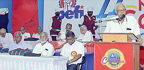 இந்திய வங்கி ஊழியர் சம்மேளனத்தின் 11-வது அகில இந்திய மாநாட்டை சிஐடியு அகில இந்திய பொதுச் செயலாளர் தபன் சென் சென்னையில் தொடங்கி வைத்து உரையாற்றினார். உடன் வங்கி ஊழியர் சம்மேளனத்தின் தலைவர் சி.ஜெ.நந்தகுமார், பொதுச் செயலாளர்  தேபாசிஷ் பாசு சவுத்ரி உள்ளிட்டோர்.