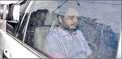 நீதிமன்றத்துக்கு நேற்று காரில் அழைத்து வரப்பட்ட செந்தில் பாலாஜி.