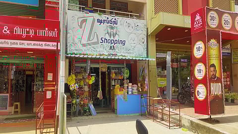 மேட்டூர் ஸ்கொயர் மார்க்கெட் பகுதியில் உள்ள தனியார் பேன்சி ஸ்டோர் கடை
