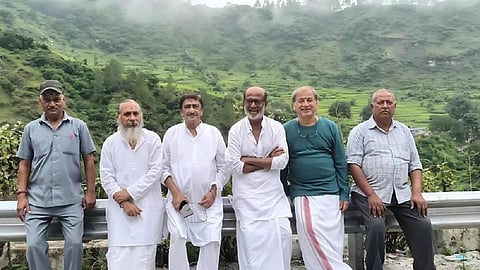 இமயமலை பயணத்தில் நண்பர்களுடன் ரஜினிகாந்த்