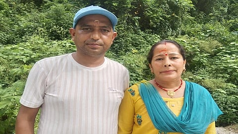 கணவருடன் பெண் விவசாயி சுனிதா ரவுதாலா.