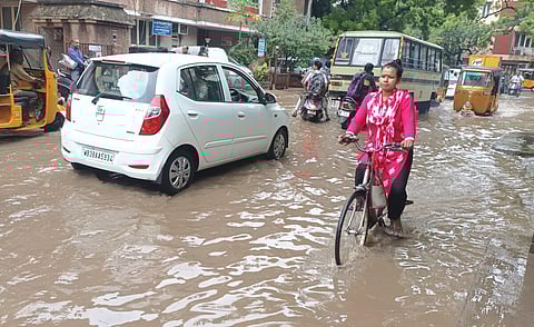 சென்னையின் நேற்று இரவு பெய்த  கனமழையால் தேங்கிய நீர். | இடம்: கோபாலபுரம் | படம்: ஆர்.ரகு