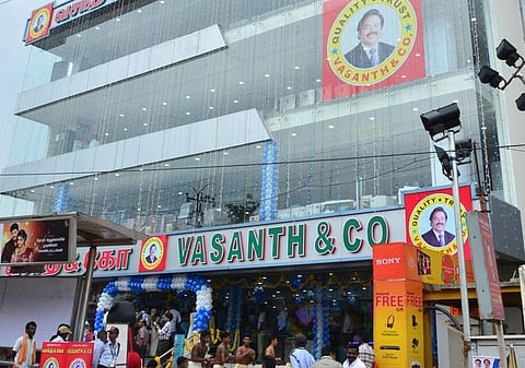 சுதந்திர தின தள்ளுபடி விற்பனையை தொடங்கியது வசந்த் & கோ நிறுவனம்