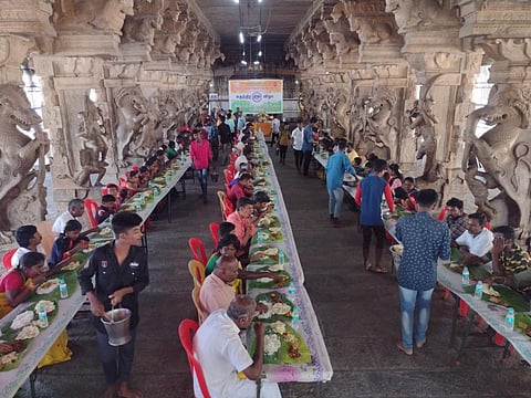 அழகர்கோவில் கள்ளழகர் கோயிலில் இன்று சுதந்திர தினத்தை முன்னிட்டு நடந்த பொதுவிருந்தில் பங்கேற்றோர்.