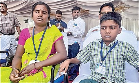 சிறப்பு அழைப்பாளராக சுதந்திர தின விழாவில் பங்கேற்க, தாய் ஆனந்தவல்லியுடன் வந்த ராமநாதபுரம் பாப்பனம் கிராமத்தைச் சேர்ந்த 3-ம் வகுப்பு மாணவன் பி.லிதர்சன்.படம்: ம.பிரபு