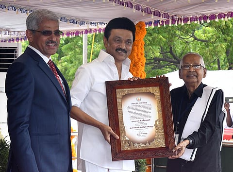 சென்னையில் நடைபெற்ற சுதந்திர தின விழாவில் அப்துல் கலாம் விருது, கல்பனா சாவ்லா விருது, முதலமைச்சரின் நல்ஆளுமை விருதுகள் உள்ளிட்ட பல்வேறு விருதுகள், பதக்கங்கள், பாராட்டுச் சான்றிதழ்களைப் பெற்றவர்கள் முதல்வர் மு.க.ஸ்டாலினுடன் குழு புகைப்படம் எடுத்துக் கொண்டனர்.