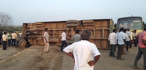 என்எல்சி 2-வது சுரங்கத்தில் வாகனம் கவிழ்ந்து விபத்து: 32 தொழிலாளர்கள் காயம்