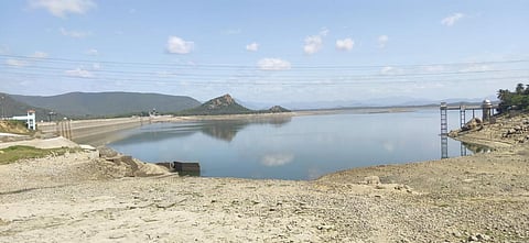 மேட்டூர் அணையில் இருந்து நீர் திறப்பை விட, நீர்வரத்து குறைவாக இருப்பதால் அணையின் நீர்மட்டம் வேகமாக சரிந்து வருகிறது.