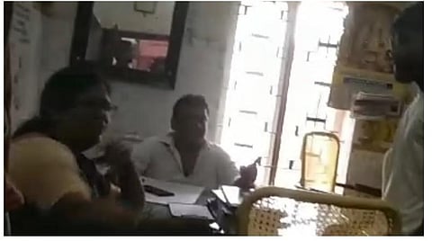 இளைஞர் கன்னத்தில் அறைந்த விவகாரம்: 2 டிக்கெட் பரிசோதகர்கள் பணியிடை நீக்கம்