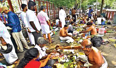 ஆடி அமாவாசையை ஒட்டி, சென்னை மயிலாப்பூர் கபாலீஸ்வரர் கோயில் குளத்தில் தங்களின் முன்னோர்களுக்கு தர்ப்பணம் கொடுத்த உறவினர்கள். படம்: ம.பிரபு