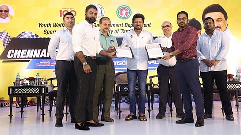 ‘சென்னை ஃபார்முலா ரேசிங் சர்க்யூட்’என்ற பெயரில் கார் பந்தய போட்டி சென்னையில் நடைபெற உள்ளது. இதற்கான புரிந்துணர்வு ஒப்பந்தம் தமிழக இளைஞர் நலன் மற்றும் விளையாட்டு மேம்பாட்டுத் துறை அமைச்சர் உதயநிதி ஸ்டாலின் முன்னிலையில் மேற்கொள்ளப்பட்டது.