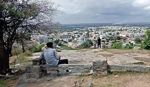 தடுப்புச் சுவர் இல்லாத நிலையில், பூங்காவில் ஆபத்தான முறையில் நின்று நகரின் அழகை ரசிக்கும் இளைஞர்கள்.