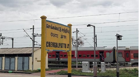 செங்கல்பட்டில் மின்சார ரயிலை வழிமறித்து இன்ஜினில் ஏறி ஓட்டுநருடன் இளைஞர் வாக்குவாதம்