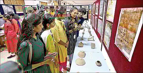 சென்னை பல்கலைக்கழகத்தின், பண்டைய வரலாறு மற்றும் தொல்லியல் துறை சார்பில் தொல்லியல் மற்றும் புவியியல் ஆராய்ச்சி தொடர்பான 2 நாள் கருத்தரங்கம், பல்கலைக் கழகத்தில் நேற்று தொடங்கியது. இதில் இடம்பெற்றிருந்த ‘தமிழ்நாட்டின் தொல்லியல் சின்னங்கள்’ என்ற புகைப்பட கண்காட்சி மற்றும் பழங்கால பொருட்களை ஆர்வத்துடன் பார்வையிட்ட மாணவிகள். படம்: ம.பிரபு