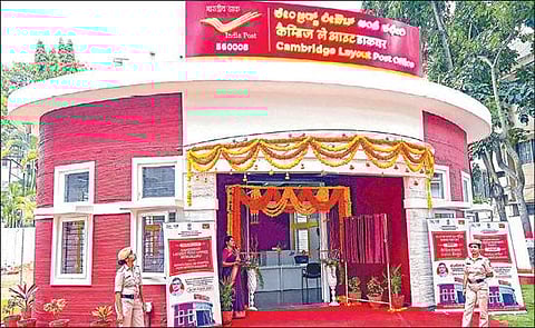 நாட்டிலேயே முதன்முறையாக 3டி பிரின்டிங் தொழில்நுட்பத்தில் அஞ்சலகம் பெங்களூருவில் உள்ள கேம்பிரிட்ஜ் லே-அவுட்டில் கட்டப்பட்டு நேற்று திறந்துவைக்கப்பட்டது. படம்: பிடிஐ