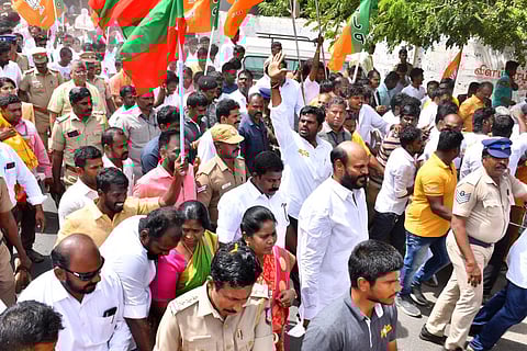 நெல்லை நடைபயணத்தில் அண்ணாமலை | படம்: லெட்சுமி அருண்