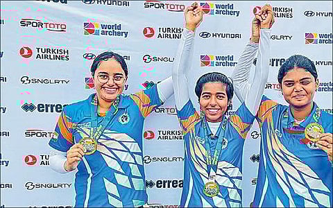 உலக வில்வித்தையில் மகளிருக்கான காம்பவுண்ட் அணிகள் பிரிவில்  தங்கப் பதக்கம் வென்ற இந்திய அணியினர்.